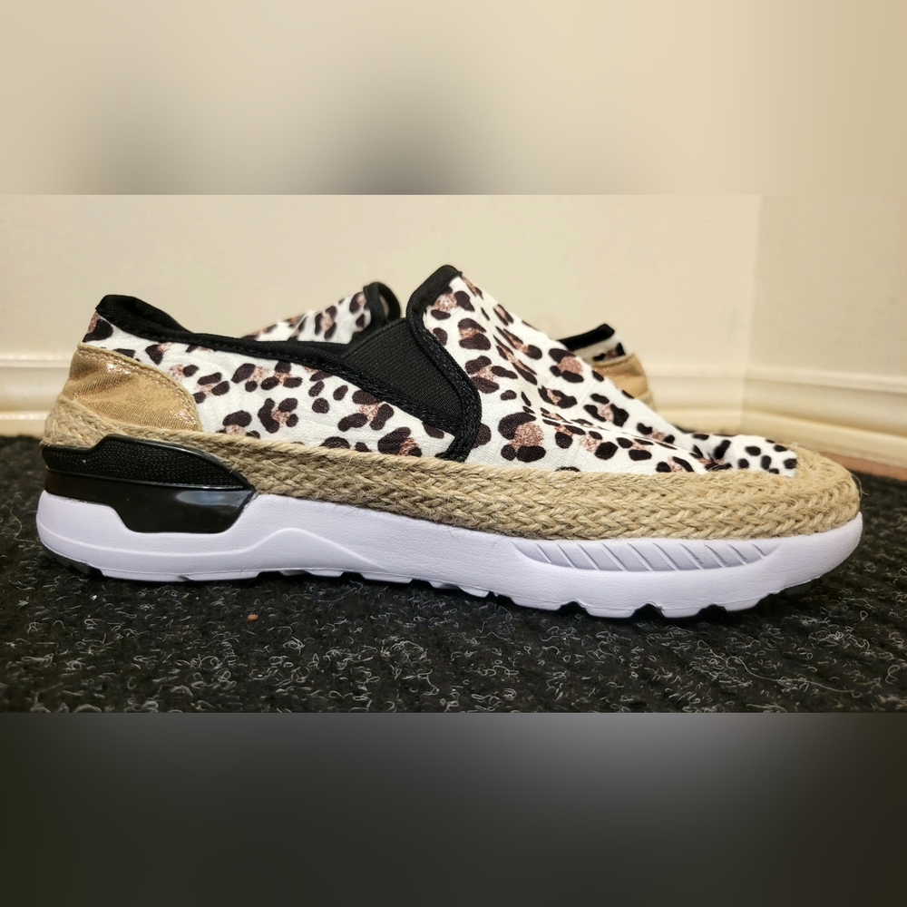 UUBARIS Sneakers - Unique Embroidered Floral Loafers - size 8.5 US - Picture 2 of 5
